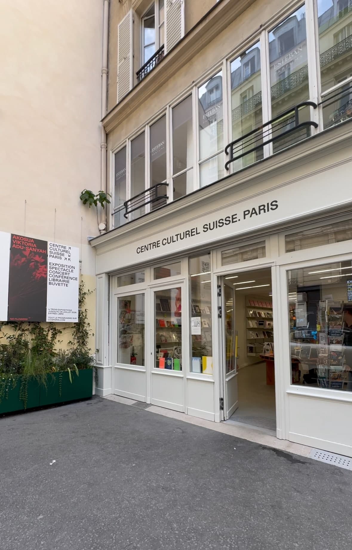 Entrée de la librairie du Centre culturel suisse dans la cour, avec des affiches d’exposition