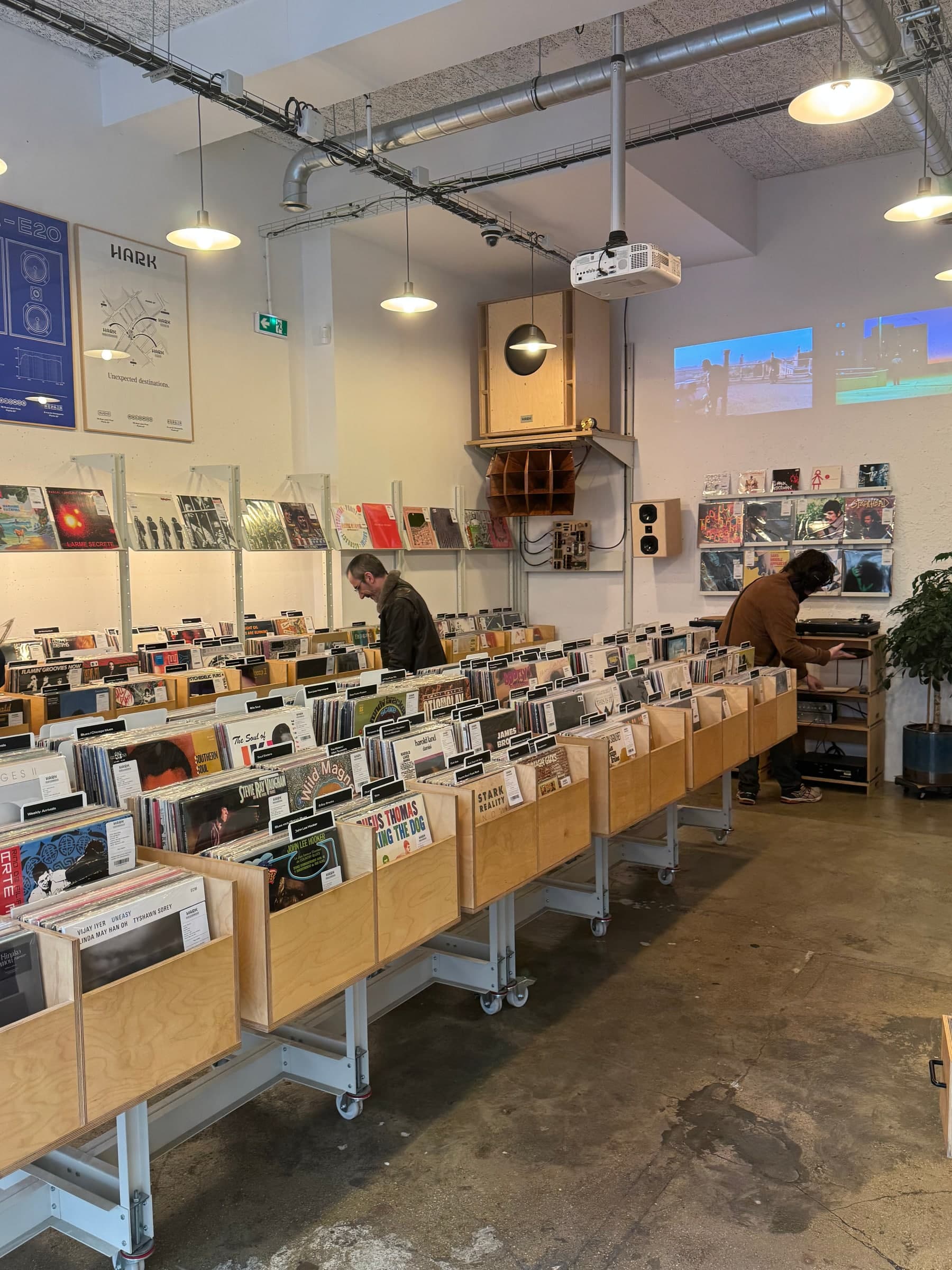 Bacs en bois et pochettes de vinyles chez HARK Records, rue Léon Frot