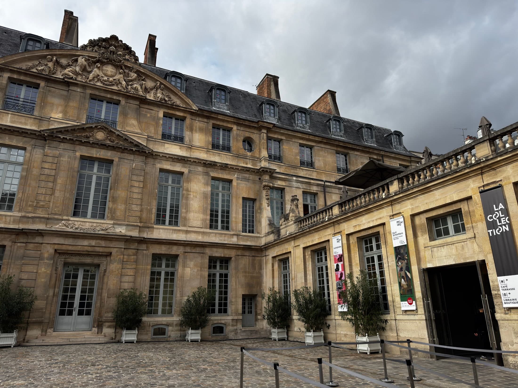 Façade de pierre et cour du Musée Picasso dans un ancien hôtel particulier du Marais