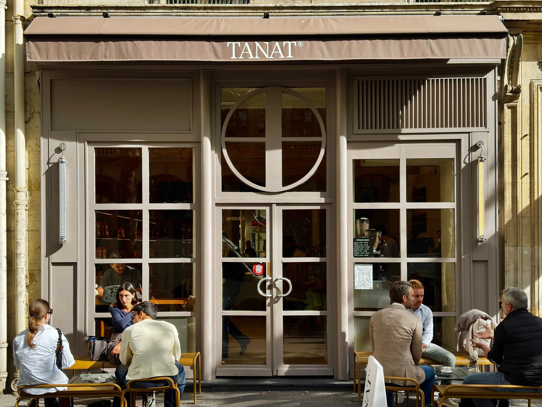 Vitrines arrondies et tables devant le café TANAT à Châtelet