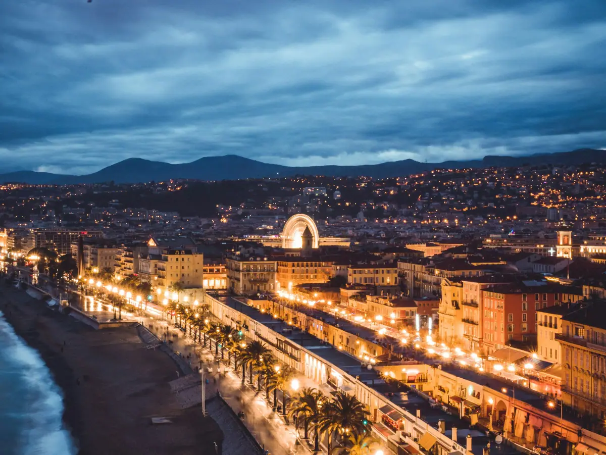 La promenade des Anglais et le front de mer de Nice à l’heure bleue